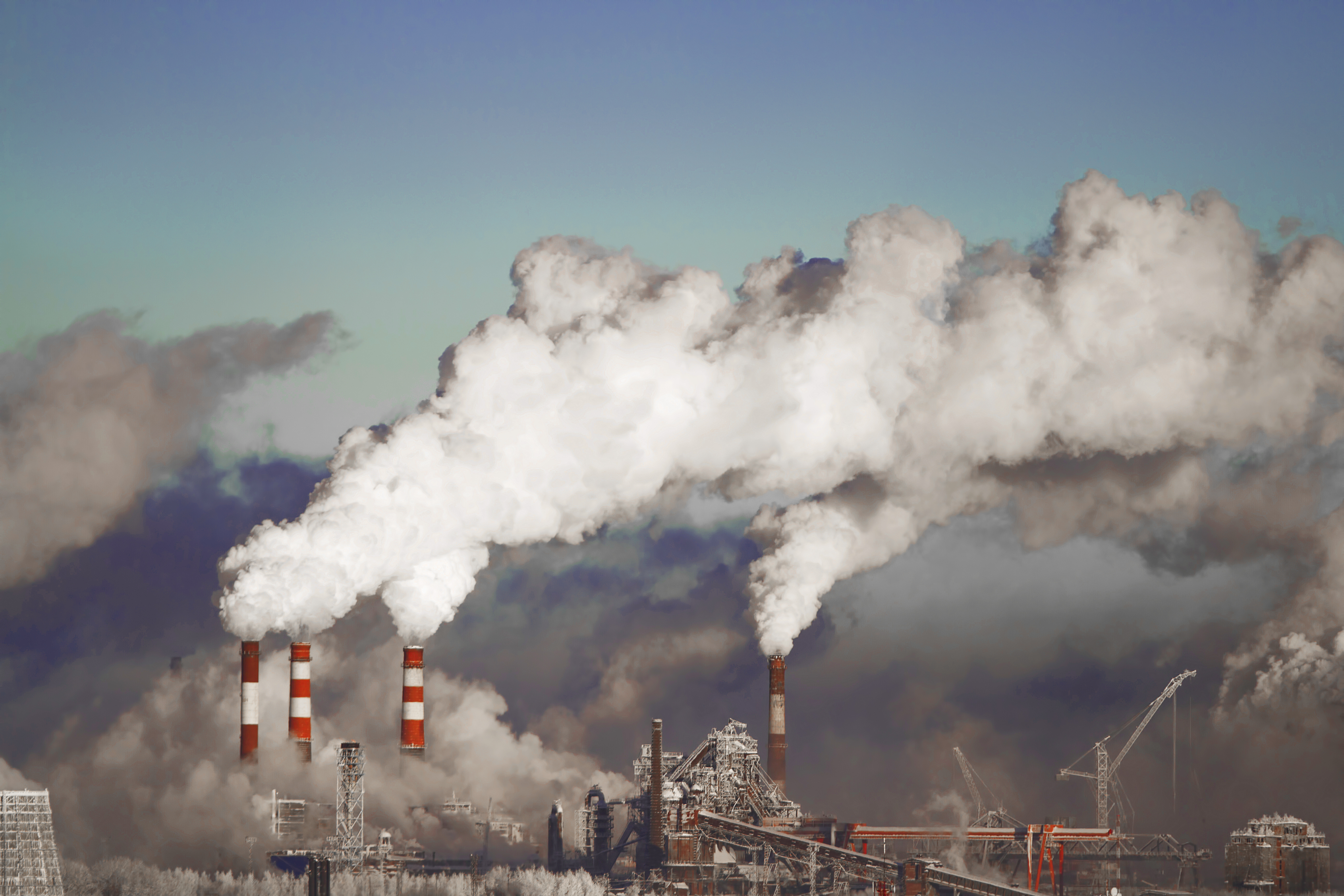 Сильно идут газы. Загрязнение воздуха. Загрязнение от заводов. Выбросы промышленных предприятий. Выбросы химических веществ в атмосферу.
